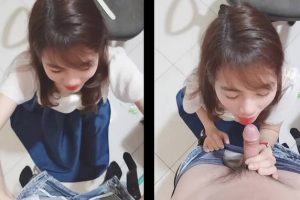 Em nhân viên văn phòng tranh thủ buổi trưa bên anh