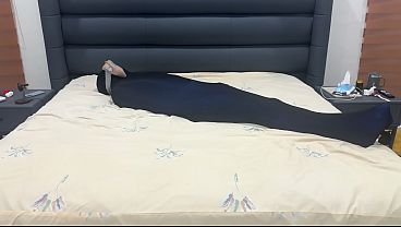 Nô lệ ngửi giày bị nhốt trong quần tất và sỉ nhục