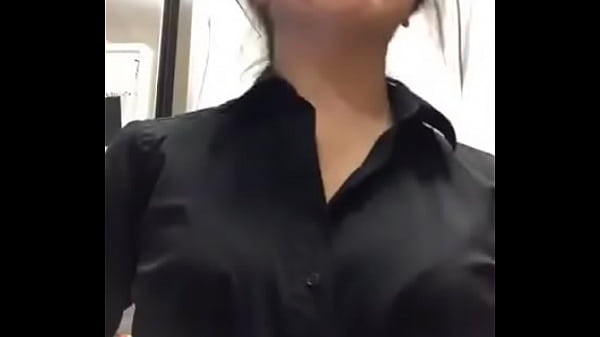Gái xinh show hàng trong giờ làm Pretty girls show goods while working