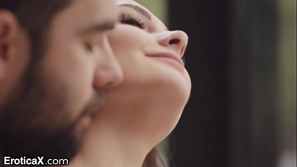 Em Tóc Nâu Xúc Động “Anh Không Hiểu Em Yêu Anh Nhiều Thế Nào Đâu” – EroticaX