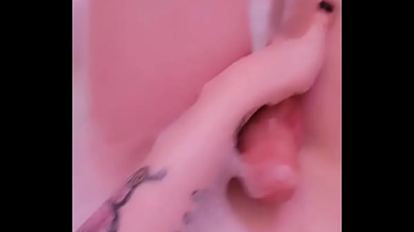 Vào tắm cùng em nè, em kỳ lưng cho ;)
