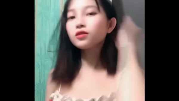 Vietnamese sex movie, student of Dam Tac school shows off her body and sells sex