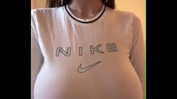 Mẹ kế tôi thích quần short cũn cỡn và áo thun xuyên thấu My stepmother likes short shorts and transparent t-shirts.
