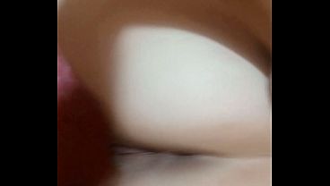 Bắt gặp anh ấy thủ dâm, em không nhịn nổi nên thay tay luôn
